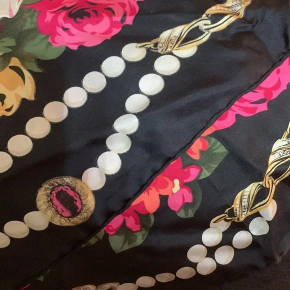 Gorgeous Floral & Pearl design silk scarf, 33”sq - Picture 5 of 5